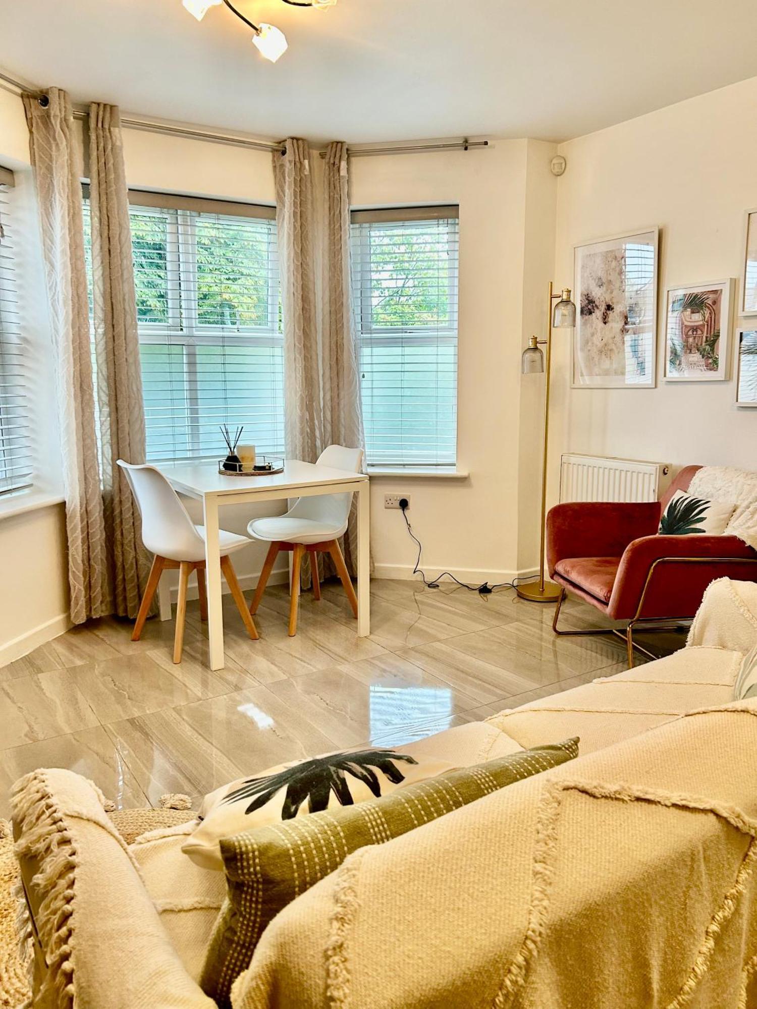Modern 2 Bed Apartment With Free Parking And Netflix Dawley المظهر الخارجي الصورة
