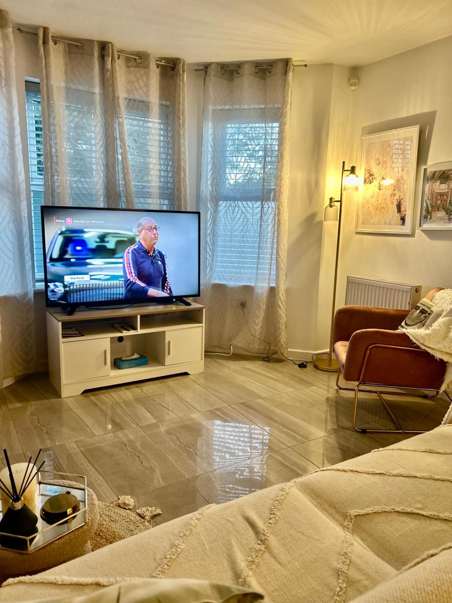 Modern 2 Bed Apartment With Free Parking And Netflix Dawley المظهر الخارجي الصورة