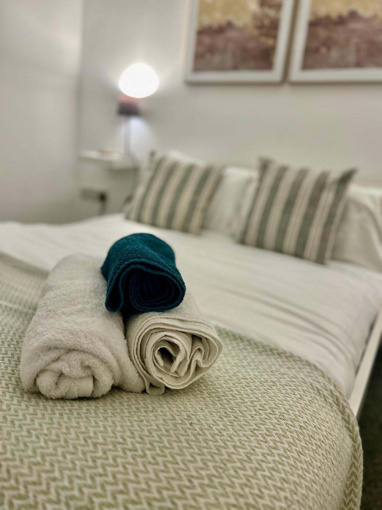Modern 2 Bed Apartment With Free Parking And Netflix Dawley المظهر الخارجي الصورة
