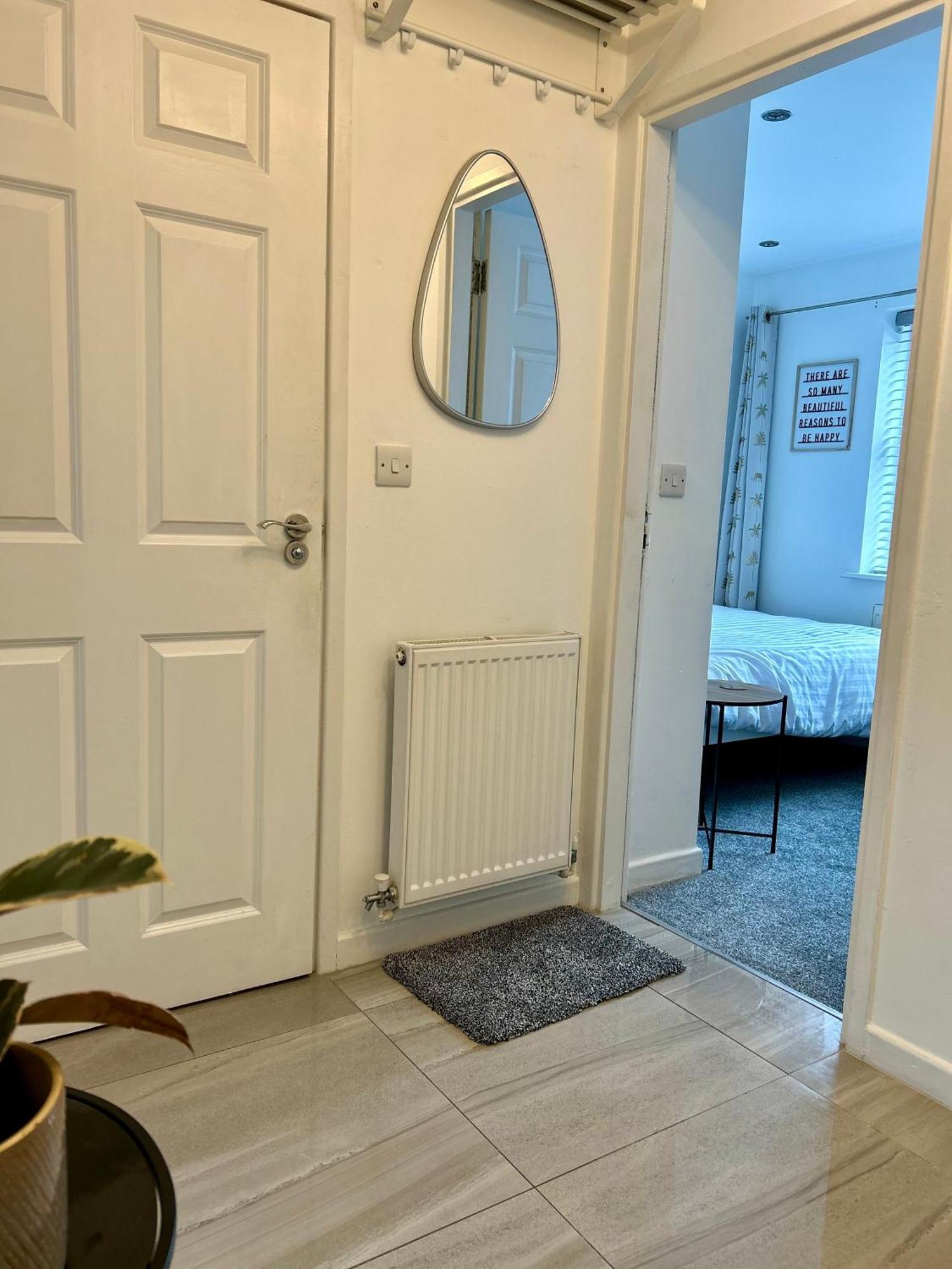Modern 2 Bed Apartment With Free Parking And Netflix Dawley المظهر الخارجي الصورة