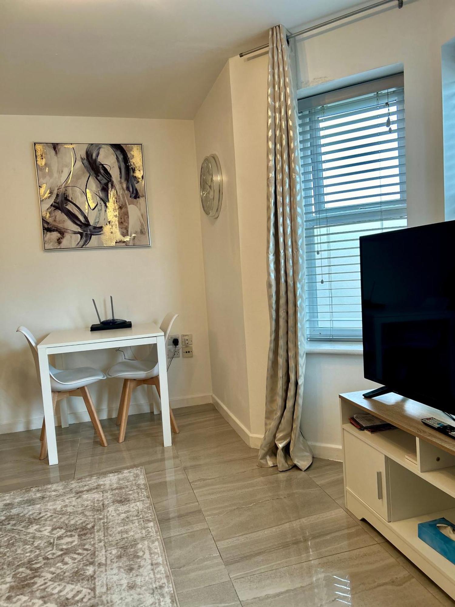 Modern 2 Bed Apartment With Free Parking And Netflix Dawley المظهر الخارجي الصورة