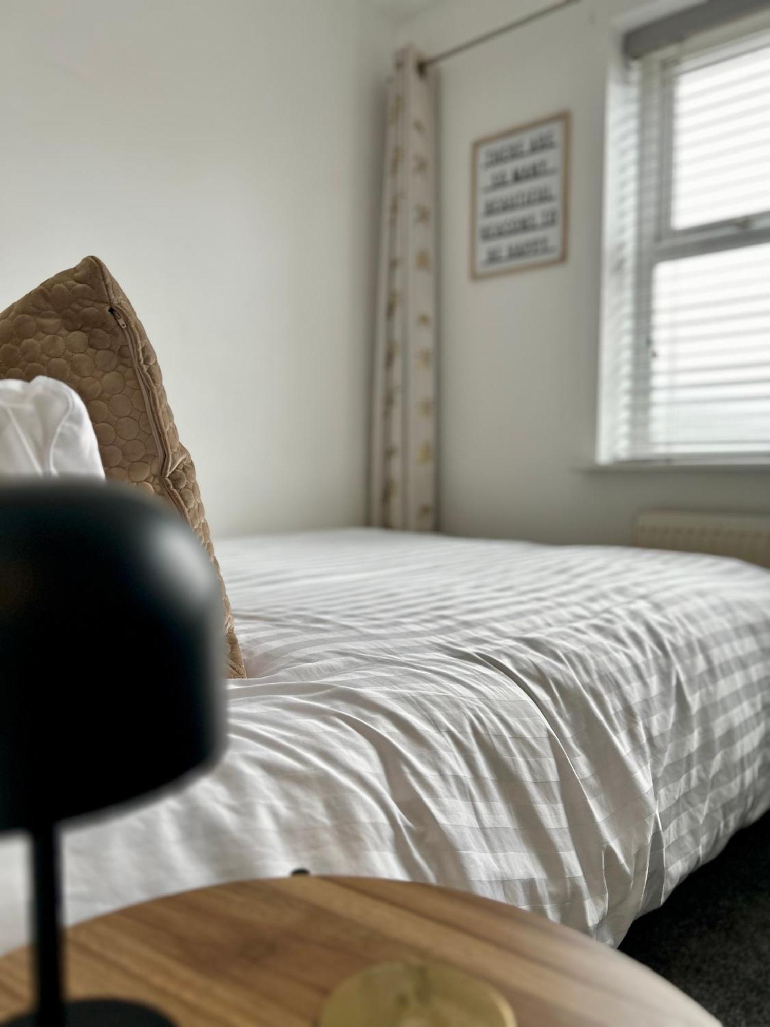 Modern 2 Bed Apartment With Free Parking And Netflix Dawley المظهر الخارجي الصورة