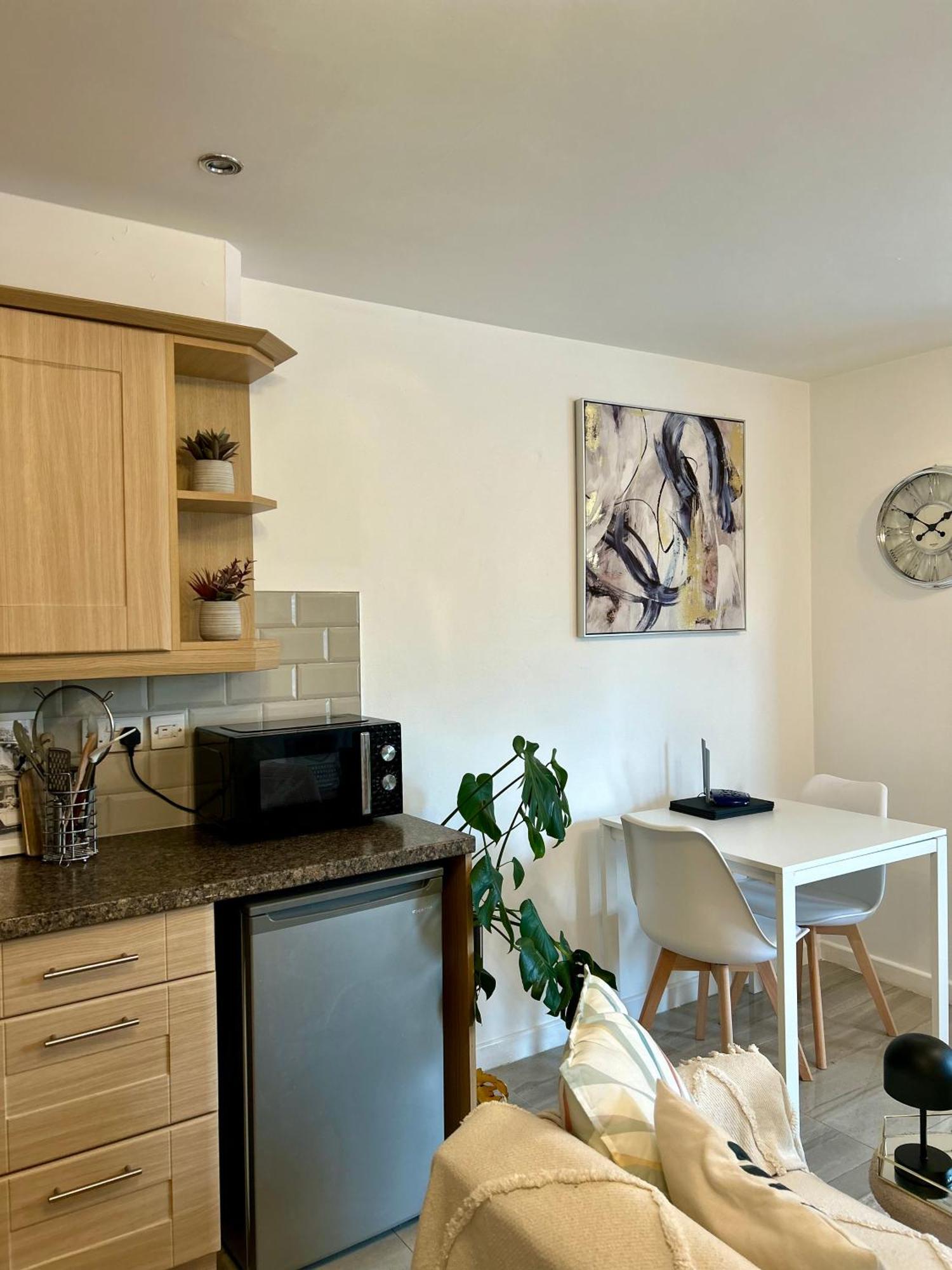 Modern 2 Bed Apartment With Free Parking And Netflix Dawley المظهر الخارجي الصورة