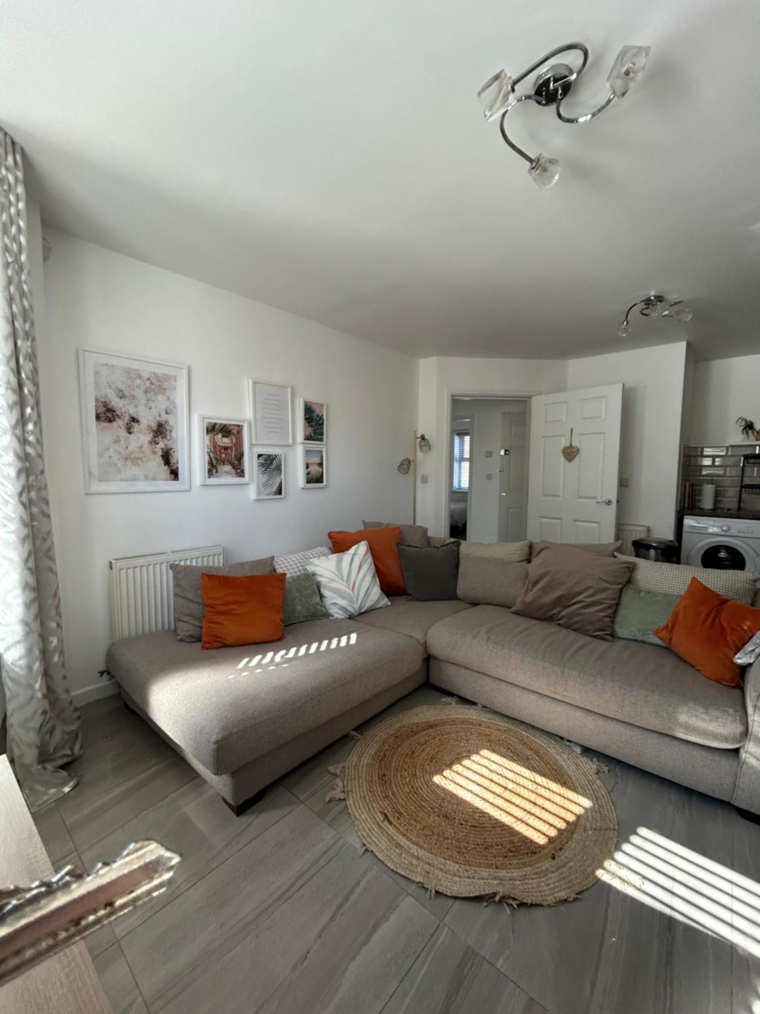 Modern 2 Bed Apartment With Free Parking And Netflix Dawley المظهر الخارجي الصورة